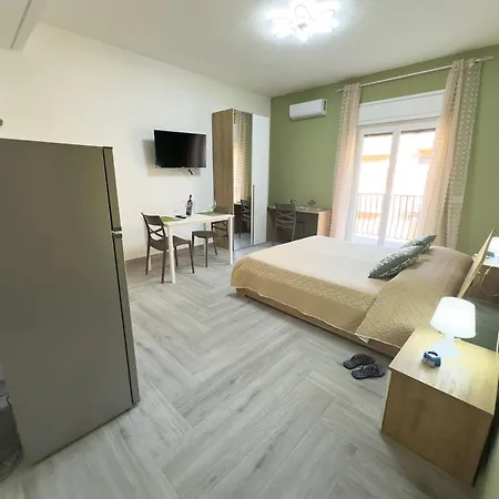 Ferrera & 3*